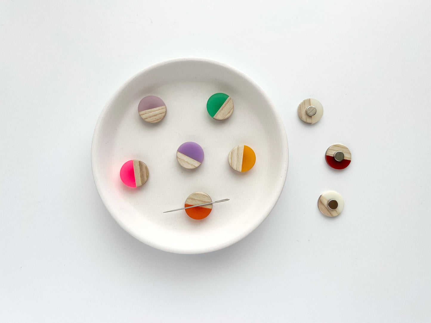 Circle magnetic needle minder, needle magnet